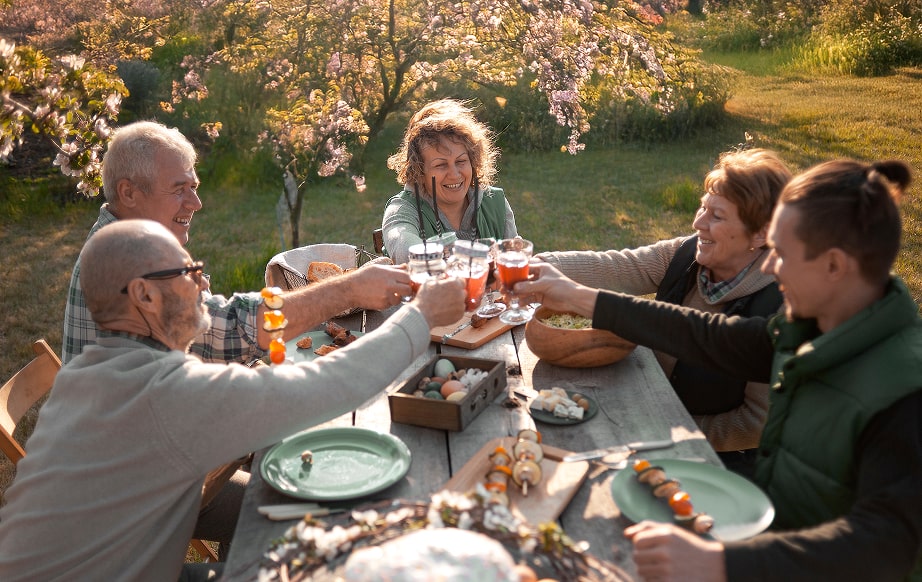 Bewohnerinnen und Bewohner des Wichernhof Roßtal genießen gemeinsam ein Abendessen im Garten des Seniorenheims bei Nürnberg